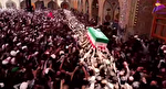 ورود پیکر مطهر رهبر شهید انقلاب به حرم امام علی (ع) بر روی دستان مردم عزادار