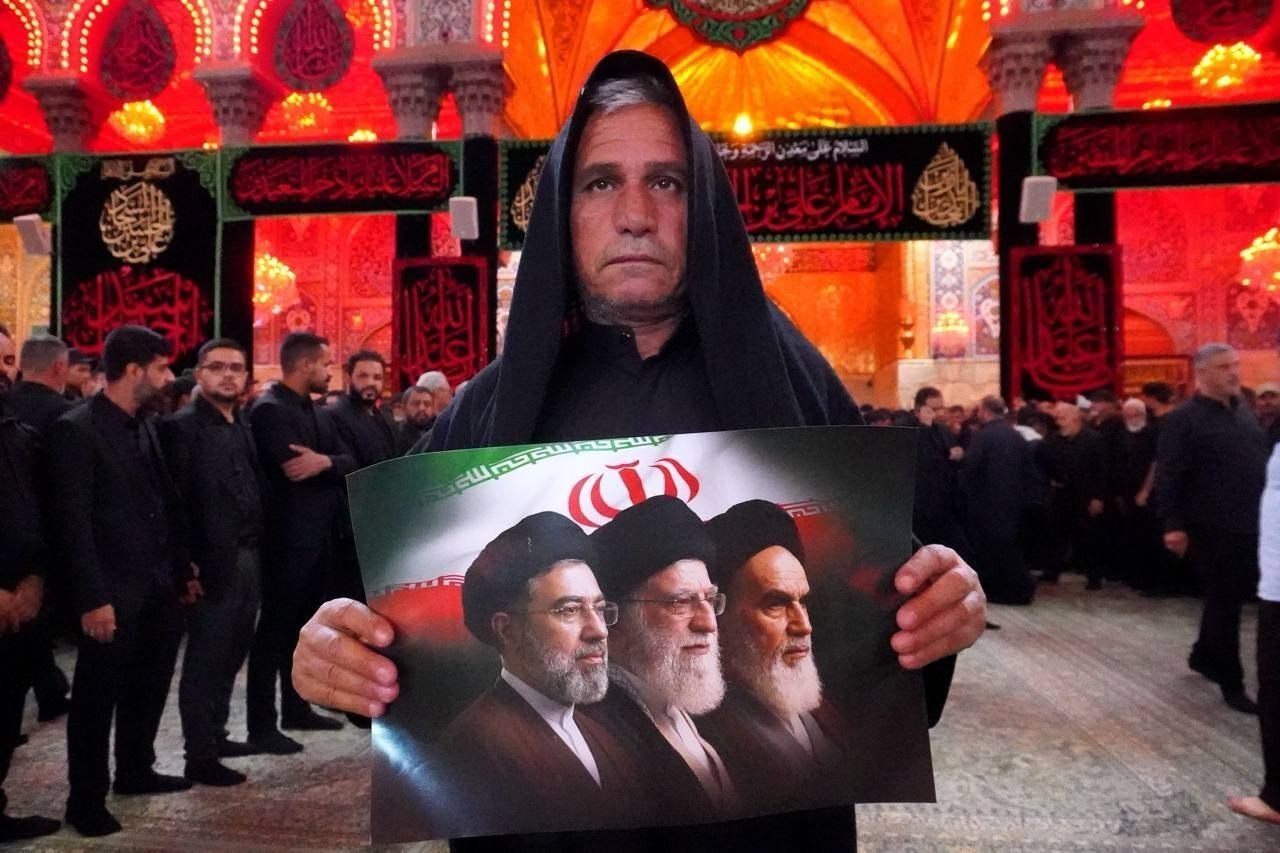 مراسم تشییع پیکر مطهر امام شهید در عراق؛ حضور گسترده عراقی‌ها در نجف و کربلا