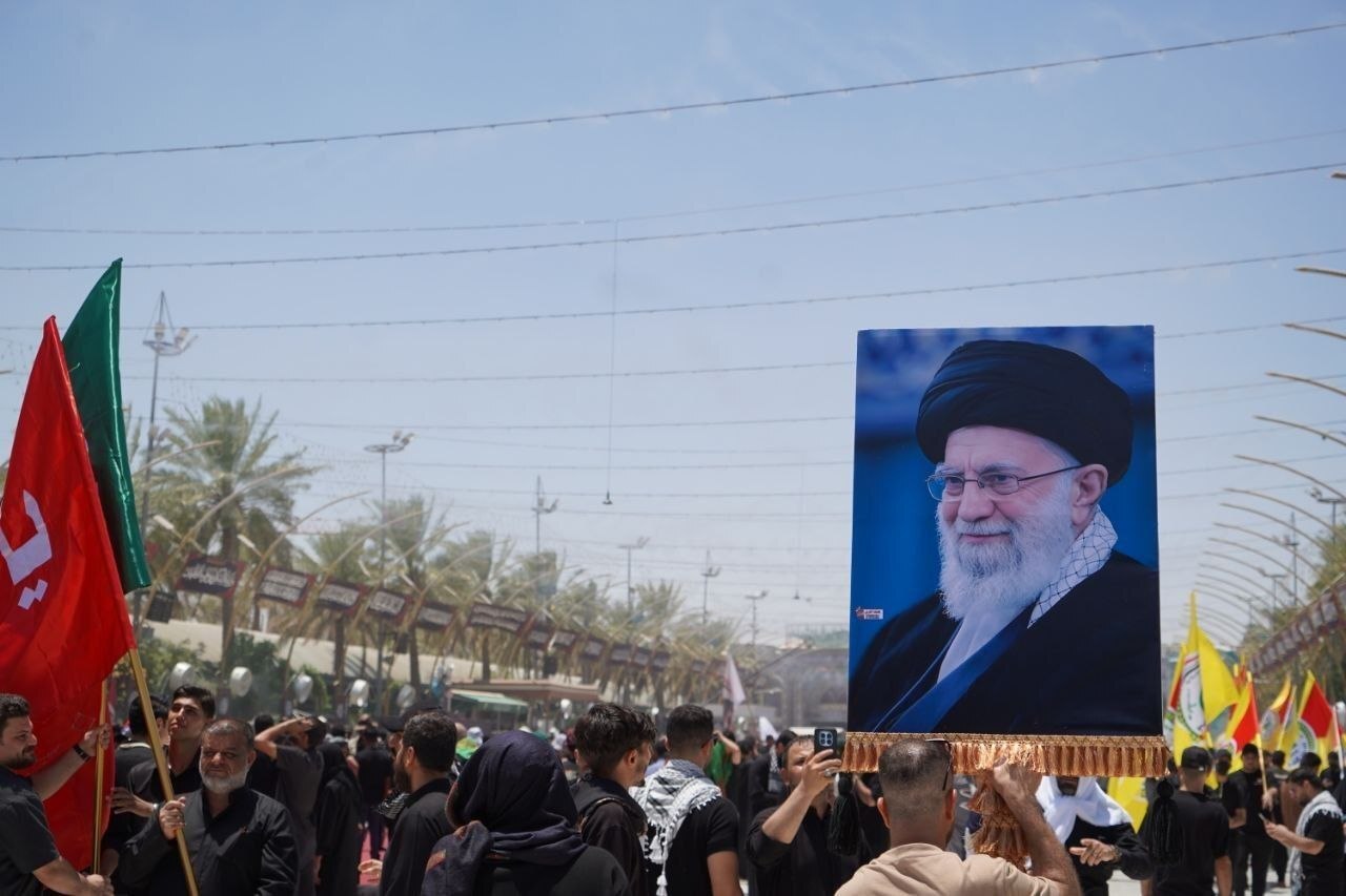 مراسم تشییع پیکر مطهر امام شهید در عراق؛ حضور گسترده عراقی‌ها در نجف و کربلا