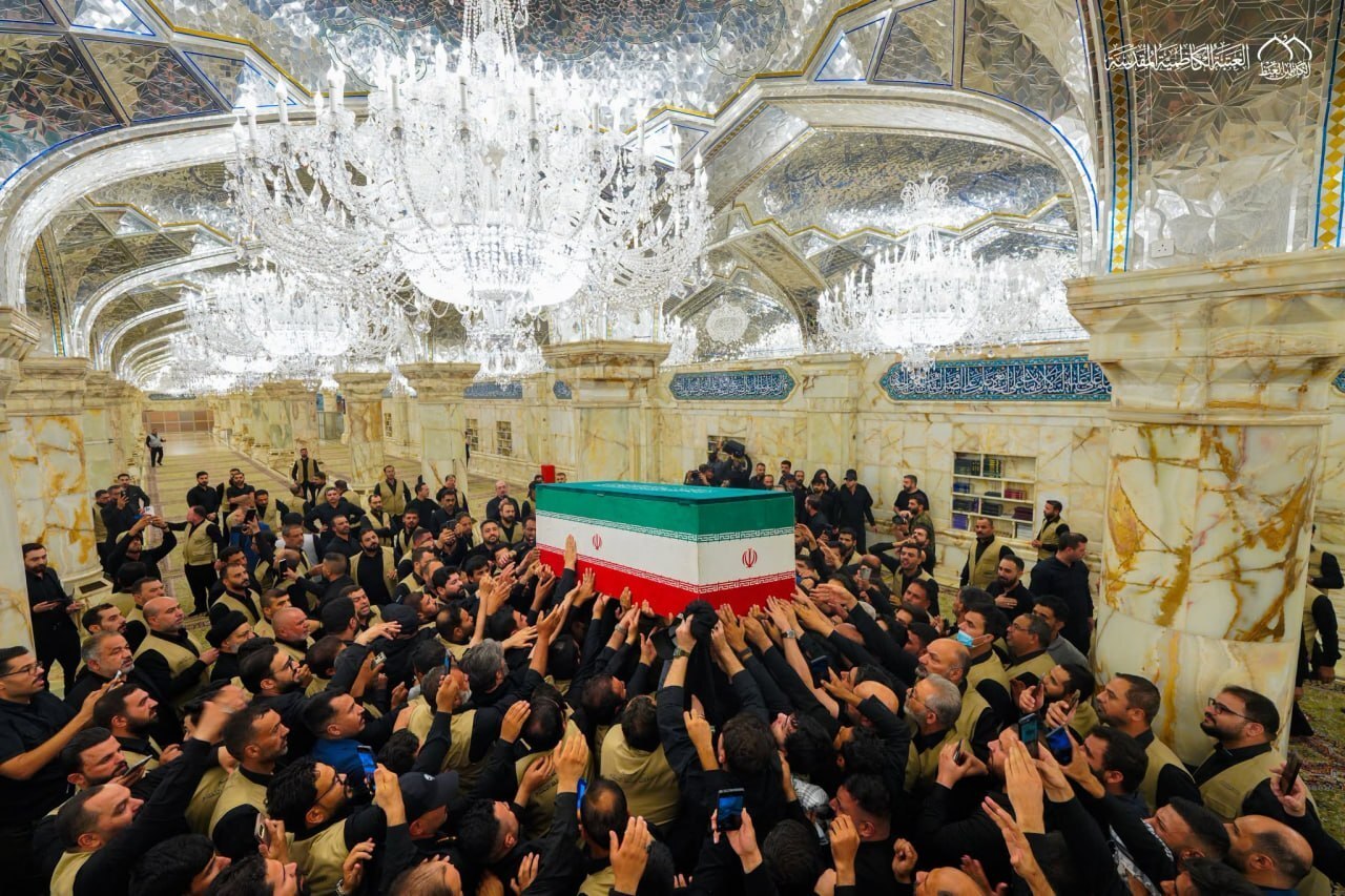 وداع عراقی‌ها با آقای شهید ایران؛ تشییع در نجف و اقامه نماز در حرم مطهر امیرالمومنین علیه‌السلام