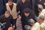 ورود آیت‌الله سید محمد تقی الحکیم به حرم امام علی (علیه‌السلام) برای اقامه نماز بر پیکر رهبر شهید ایران