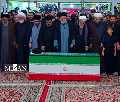 فیلم کامل اقامه نماز بر پیکر «آقای شهید ایران» در حرم مطهر امام رضا