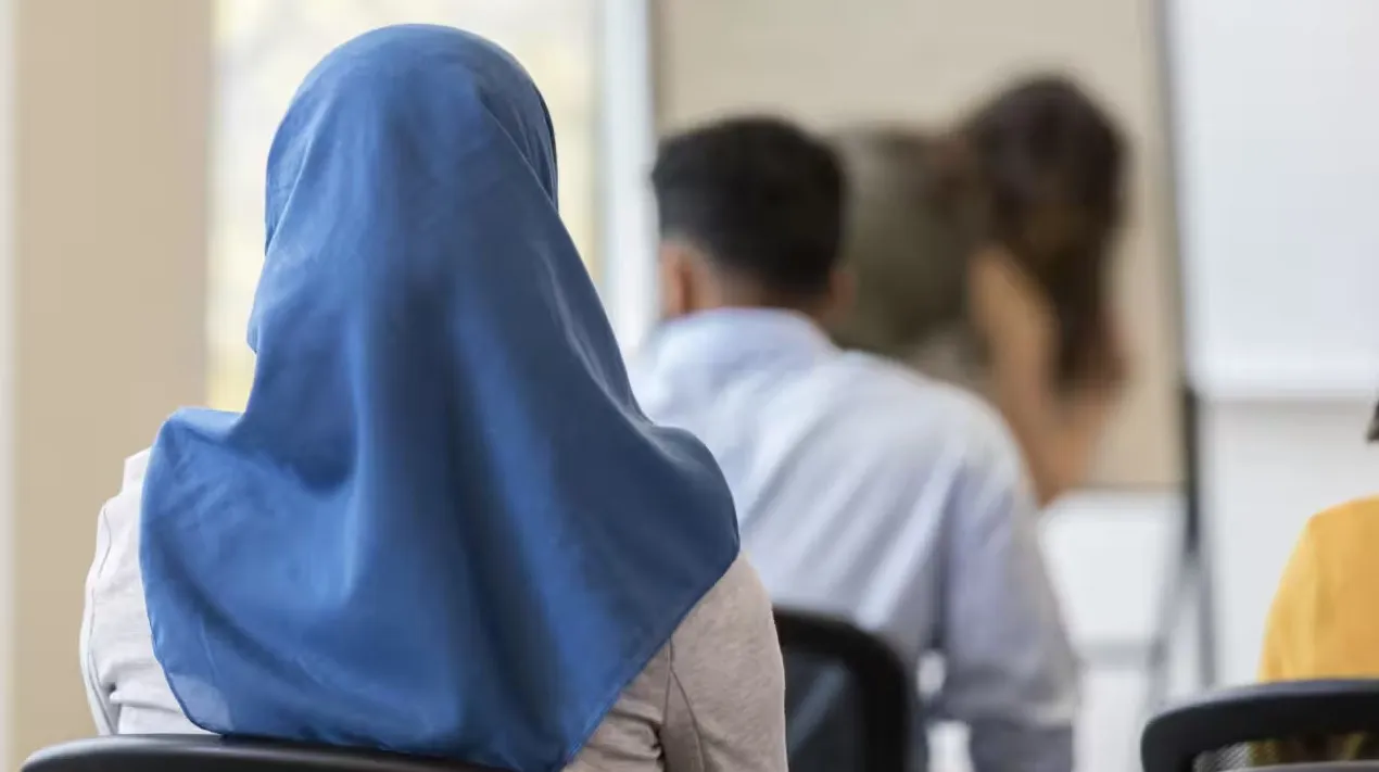 سایه قانون ممنوعیت حجاب روی بازگشایی مدرسه‌ها در اتریش؛ بالا گرفتن اعتراض‌ها علیه تبعیض