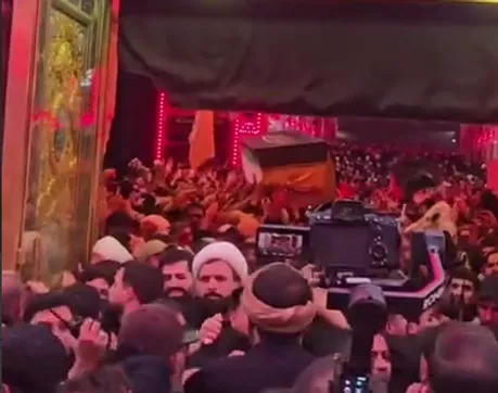 لحظات رسیدن پیکر شهید خامنه‌ای به ضریح  سیدالشهدا