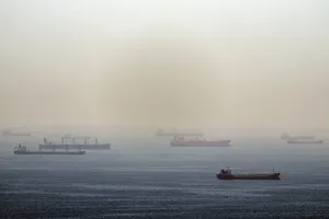 تردد در تنگه هرمز همچنان از مسیر ایران انجام می‌شود