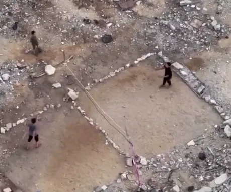 بازی در محاصره آوار؛ تصویر تلخ کودکی در غزه
