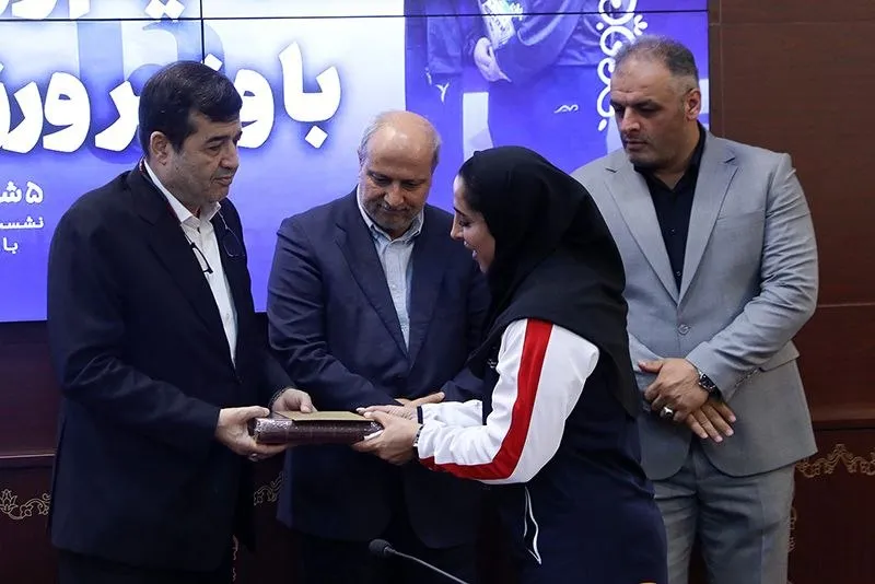 سرمربی تیم ملی وزنه‌برداری بانوان: پا به پای مردان تمرین می‌کنیم/ دنبال کسب تمام سهمیه‌های المپیک ۲۰۲۸ هستیم