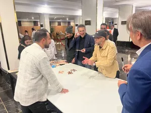 دیدار صمیمانه هنرمندان با کودکان آسیب دیده از جنگ