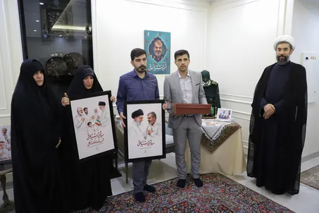 دیدار اعضای دفتر رهبر شهید انقلاب با خانواده شهید جمشید اسحاقی