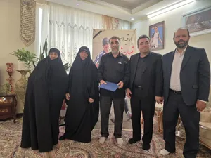 دیدار رئیس سازمان ثبت اسناد و املاک کشور با خانواده شهید امیرحسین محمدزاده/ تأکید بر تکریم مقام شهدا و معرفی الگو‌های ایثار به نسل جوان