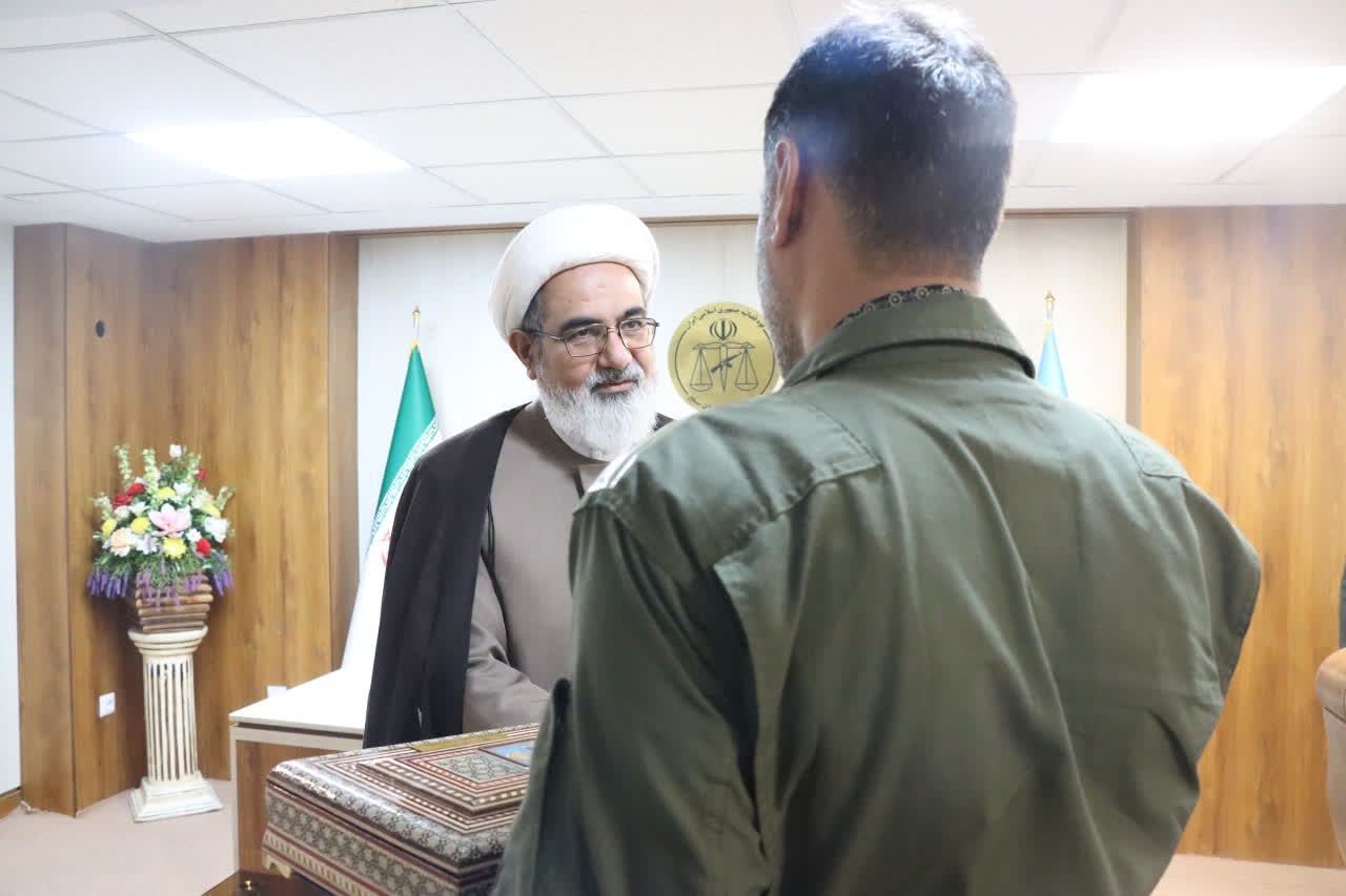 رئیس سازمان قضایی نیروهای مسلح به نمایندگی از رئیس قوه قضاییه از خلبانان عملیات برونمرزی نیروی هوایی تجلیل کرد رئیس سازمان قضایی نیروهای مسلح به نمایندگی از رئیس قوه قضاییه از خلبانان عملیات برونمرزی نیروی هوایی تجلیل کرد