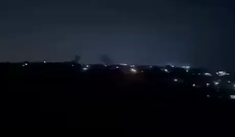 لحظه اصابت گلوله توپخانه ارتش اسرائیل به شهرک «الحنیه» در منطقه صور واقع در جنوب لبنان