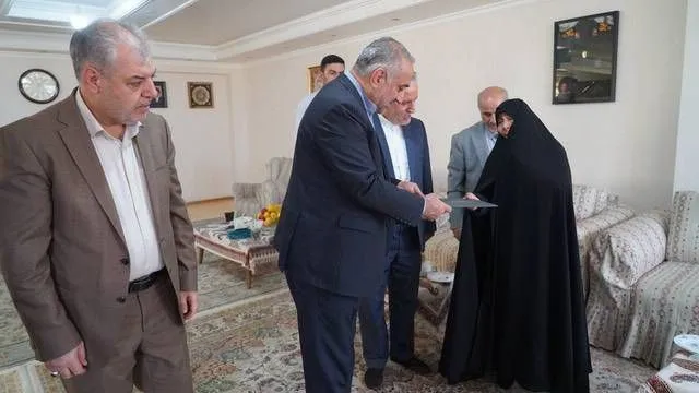 تجلیل از خانواده سردار شهید جنگ رمضان در سلماس در دیدار رئیس سازمان زندان‌ها