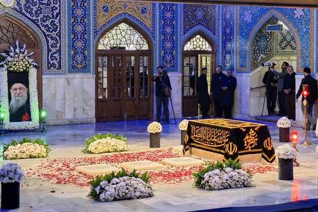 تشرف زائران عزادار به رواق دارالذکر برای زیارت مزار مطهر رهبر شهید انقلاب اسلامی