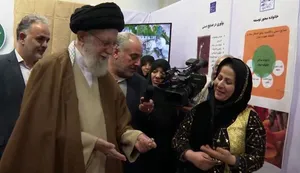 هدیه غرفه‌دار صنایع دستی به رهبر انقلاب و دریافت انگشتر به عنوان یادگاری