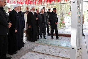 تجدیدمیثاق با شهدا از جنگ تحمیلی عراق تا جنگ رمضان/ رئیس قوه قضاییه به مزار شهدای حمله به زندان اوین رفت