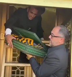 تعویض پرچم گنبد مطهر حرم حضرت امام رضا (ع) بعد از ۶٣ روز