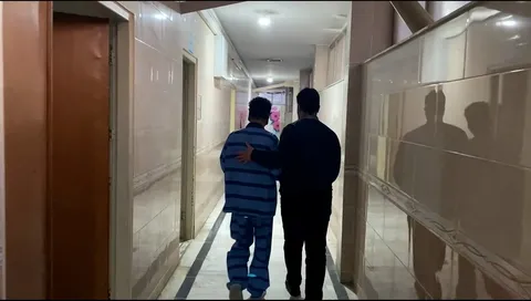 اولین تصویر از انتقال متهم به قتل امیرمحمد خالقی برای جلسه بازپرسی