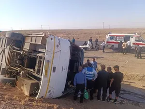 خستگی و خواب‌آلودگی راننده، اتوبوس تهران–مشهد را در محور شاهرود واژگون کرد/ رانندگان ناوگان عمومی جان ده‌ها مسافر را به امانت در اختیار دارند