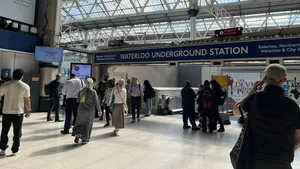 Power outage paralyzes London underground