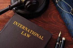 بررسی دیدگاه‌های حقوقدانان بین‌المللی؛ اجماع در غیرقانونی بودن تجاوز نظامی آمریکا به ایران و وقوع جنایت جنگی