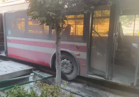 تصادف یک اتوبوس بی. آر. تی تهران با ۷ خودرو و موتور در خیابان ولی‌عصر