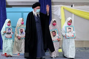 تبریک عید یک فرزند شهید به رهبر انقلاب پیش از آغاز برنامه جشن تکلیف