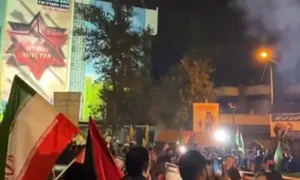 تجمع مردم در میدان فلسطین پس از آغاز عملیات گسترده پهپادی سپاه پاسداران علیه اسرائیل