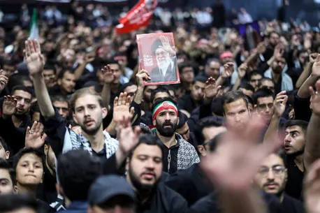 مراسم عزاداری اربعین هیئت‌های دانشجویی در جوار محل شهادت رهبر انقلاب برگزار شد