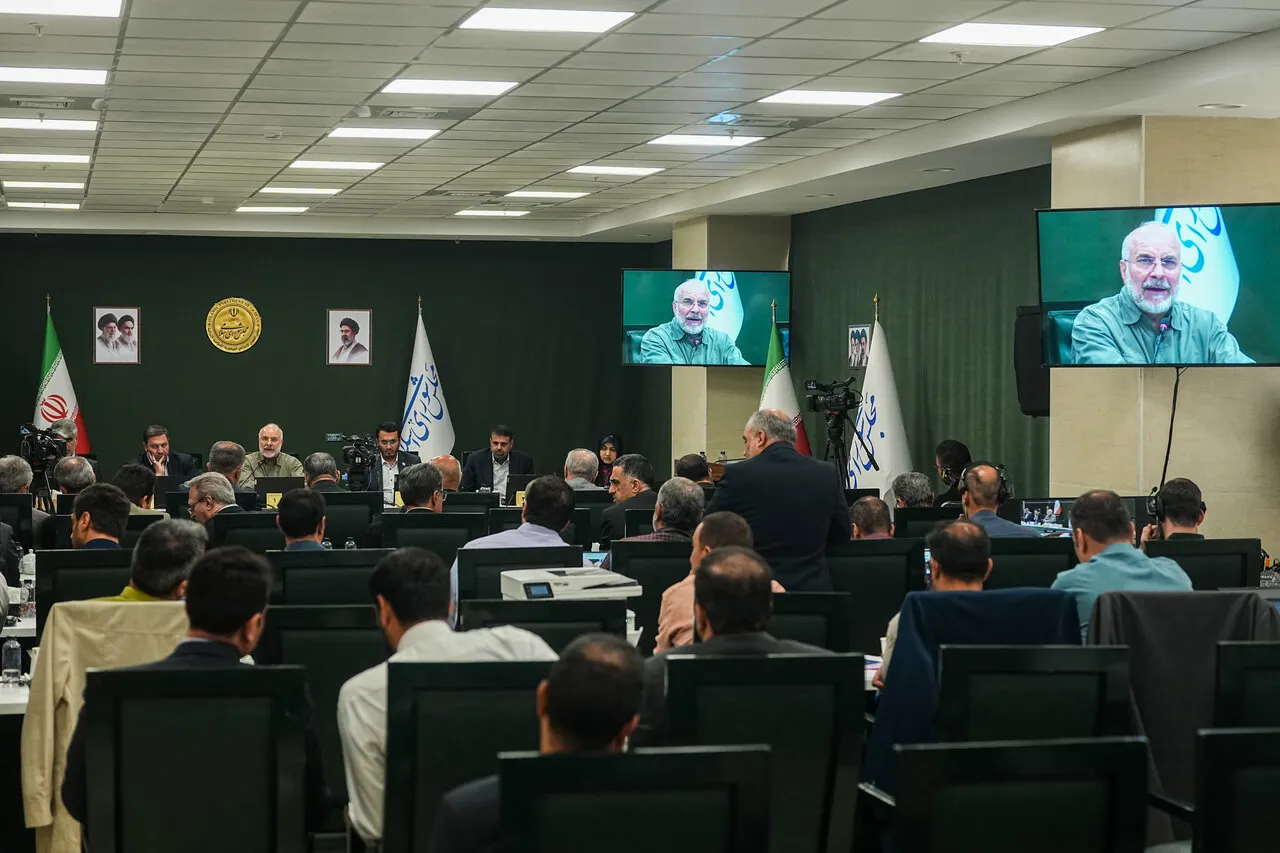 قالیباف: برخورد با نفوذ بیگانگان نباید زندگی و تجارت مردم را تحت تأثیر قرار دهد