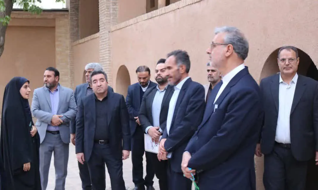 بازدید رئیس سازمان ثبت اسناد و املاک کشور از بیت تاریخی امام خمینی (ره)