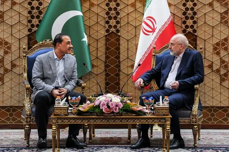 قالیباف در دیدار با فرمانده ارتش پاکستان: حرف جدیدی نداریم؛ آمریکا باید شروط هفتگانه را اجرا کند