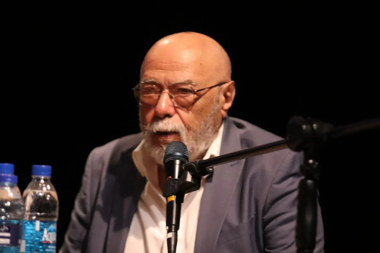 گلایه اکبر زنجانپور از تئاتر، اقتصاد ناسالم، کمبود بودجه و فقدان حمایت از گروه‌های مستقل