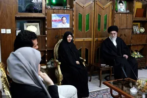لحظاتی از حضور رهبر انقلاب در منزل شهید علی‌محمدی