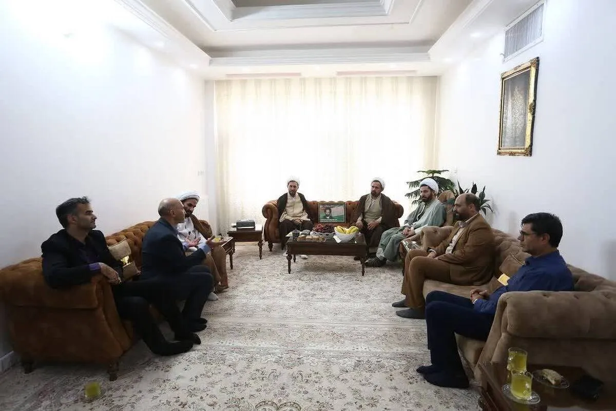 مسئولان قضایی استان قم به مناسبت هفته قوه قضاییه با خانواده شهدای دستگاه قضایی دیدار کردند مسئولان قضایی استان قم به مناسبت هفته قوه قضاییه با خانواده شهدای دستگاه قضایی دیدار کردند