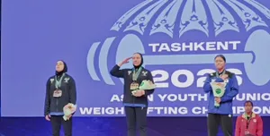 ۶ نشان رنگارنگ نمایندگان ایران در دسته ۷۷ کیلوگرم وزنه‌برداری نوجوانان آسیا