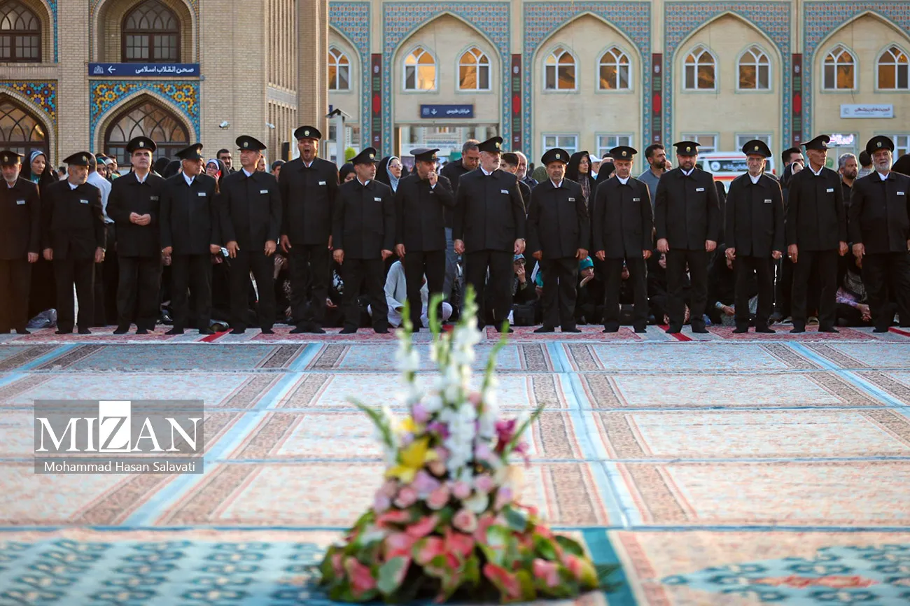 تعویض پرچم گنبد حرم مطهر رضوی