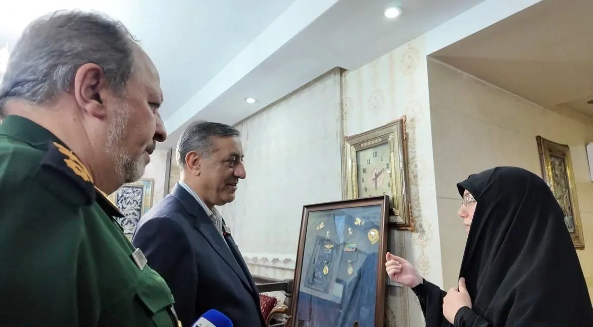 دیدار معاون اجرایی رئیس‌جمهور و سرپرست وزارت دفاع با خانواده شهید نصیرزاده