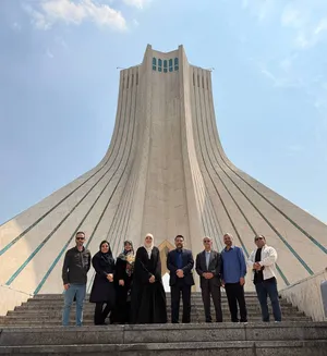 «ریم الوریمی» شاعر و فیلسوف تونسی در کنار برج آزادی سرود