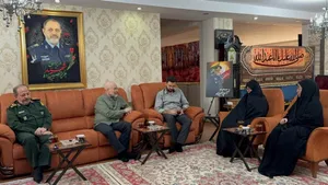 حضور قالیباف در منزل شهیدان خادمی و نصیرزاده