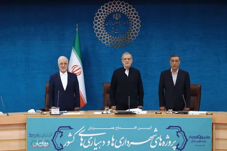 پزشکیان: اگر لازم شد برق دولت را قطع کنید، اما برق صنایع نباید قطع شود
