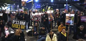Israeli protesters attempt to enter Netanyahu's office