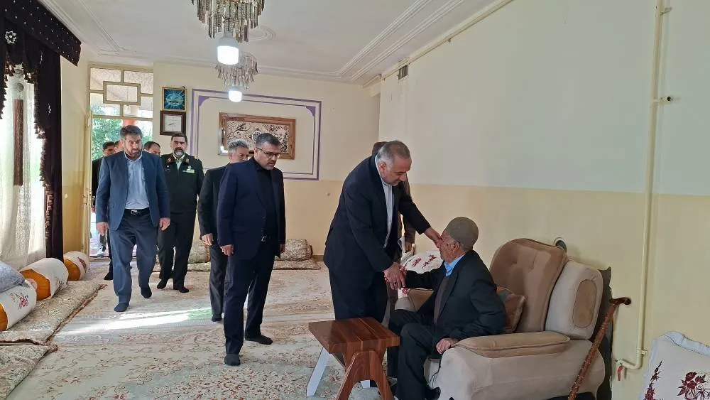 دیدار رئیس سازمان زندان‌ها با خانواده شهیده مدرسه شجره طیبه میناب در کهگیلویه و بویراحمد