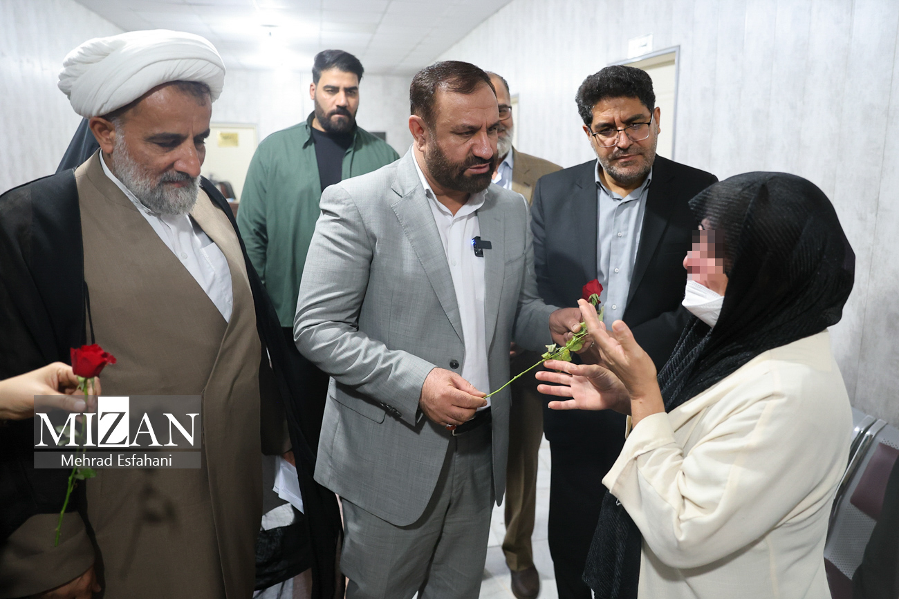 حضور همزمان دادستان تهران به همراه ۱۲۰ قاضی در زندانهای استان/ آزادی بیش از ۱۰۰ مددجو در پی بازدید دادستان تهران از ندامتگاه زنان حضور همزمان دادستان تهران به همراه ۱۲۰ قاضی در زندانهای استان/ آزادی بیش از ۱۰۰ مددجو در پی بازدید دادستان تهران از ندامتگاه زنان