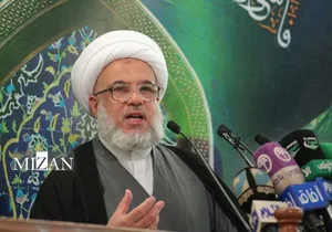 نماینده آیت‌الله سیستانی در کربلا بر پیکر رهبر شهید نماز می‌خواند