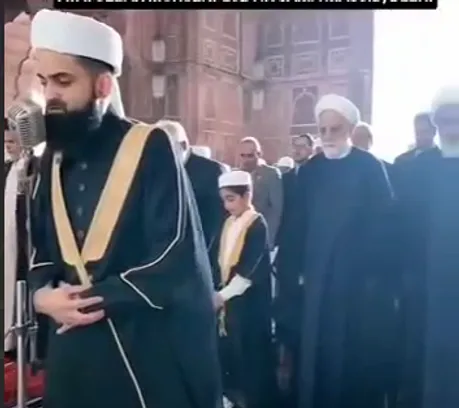جلوه‌ای از اتحاد اسلامی در هند/ رئیس قوه قضاییه در نماز جمعه دهلی به امام جماعت اهل تسنن اقتدا‌ کرد