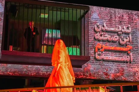 رونمایی از بیلبورد متفاوت میدان تجریش؛ ترامپ زندانی شد!