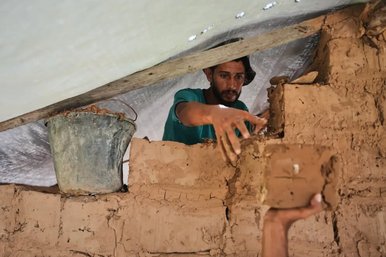 بازسازی خانه‌ها در غزه با خشت و چوب