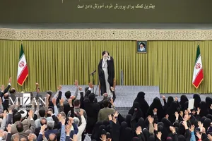 قابی متفاوت از دیدار معلمان با رهبر انقلاب