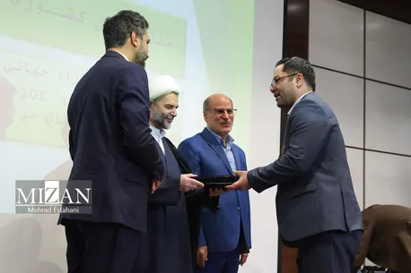 آیین تقدیر از برترین‌های جشنواره آرای برتر نهاد‌های ارفاقی برگزار شد/ معاون اول قوه قضاییه: آرای برتر قضایی باید بازتاب‌ دهنده درک اجتماعی و توجه به آثار و پیامدهای احکام باشند